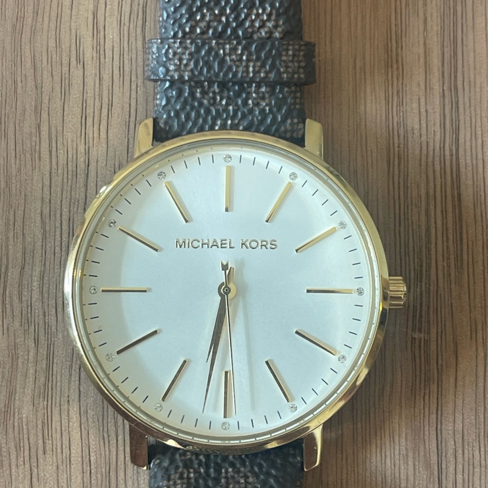 Michael Kors Gold and Brown Watch Elegant Design - Picture 3 of 6